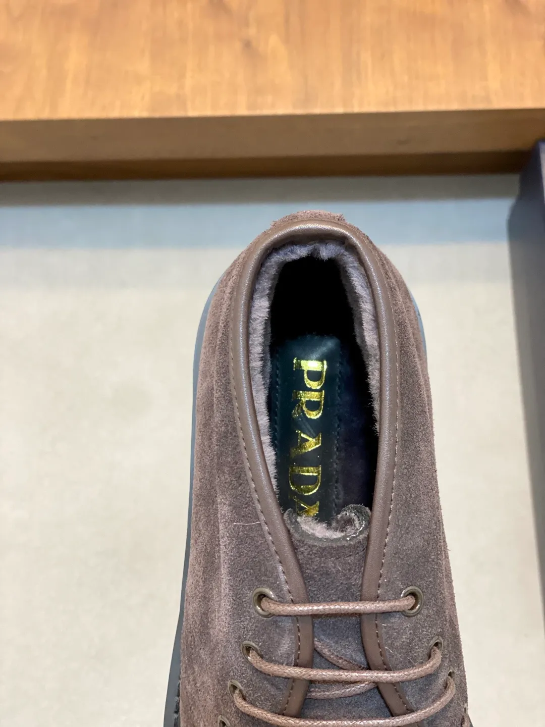 Men's shoes 💰840 Prada/Prada lace-up high-top wool sneakers, top-notch goods, show version, leading counter trial style, Nappa cowhide material, light and breathable, soft and comfortable, unique sports style, genuine leather tongue, full of brand style, lightweight embossed rubber sole, light and about 4CM higher, genuine leather feet, full wool on the inside, great foot feel, with original packaging Size: 39-40-41-42-43-44 (38, 45, 46 customized) leather shoe size
